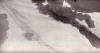 Der Ölfleck im Tahinos-See. Bei Kennzeichnung befindet sich die Absturzstelle des englischen Flugzeugs
